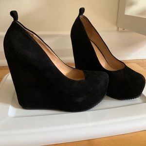ALDO SUEDE BLACK HEELS